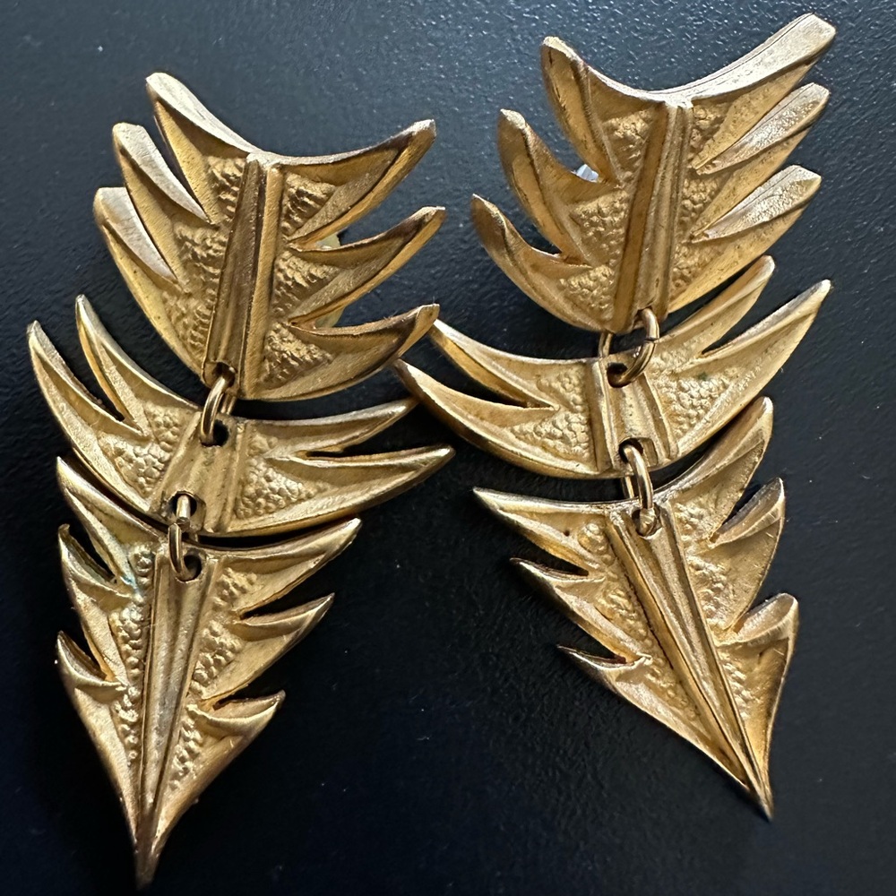 Vintage leaf piecing Earrings